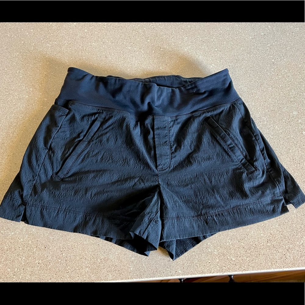 Athleta Trekkie North Shorts black 6 hiking yoga phone slot zipper pockets
